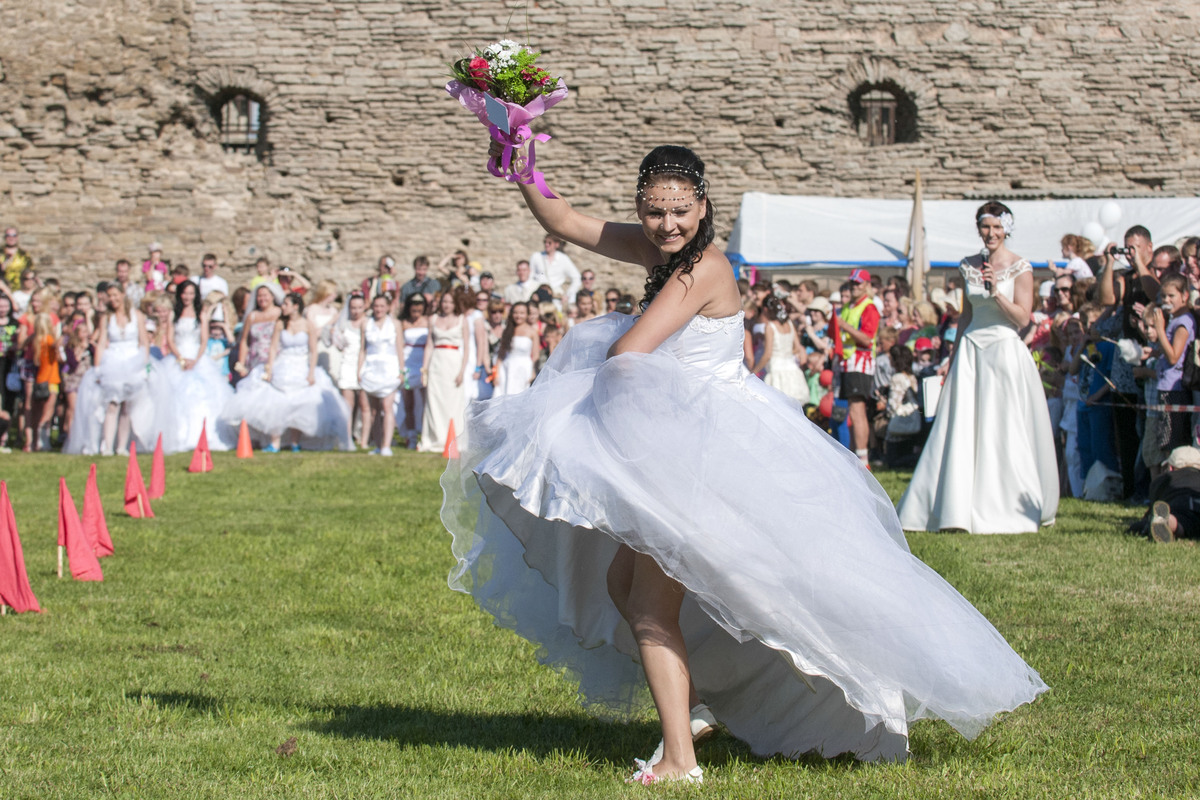 pictures running brides pictures running brides